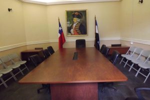 En una municipalidad, la responsabilidad por la buena administración de los recursos públicos no recae únicamente en el alcalde. El Concejo Municipal también cumple una función fundamental: fiscalizar.